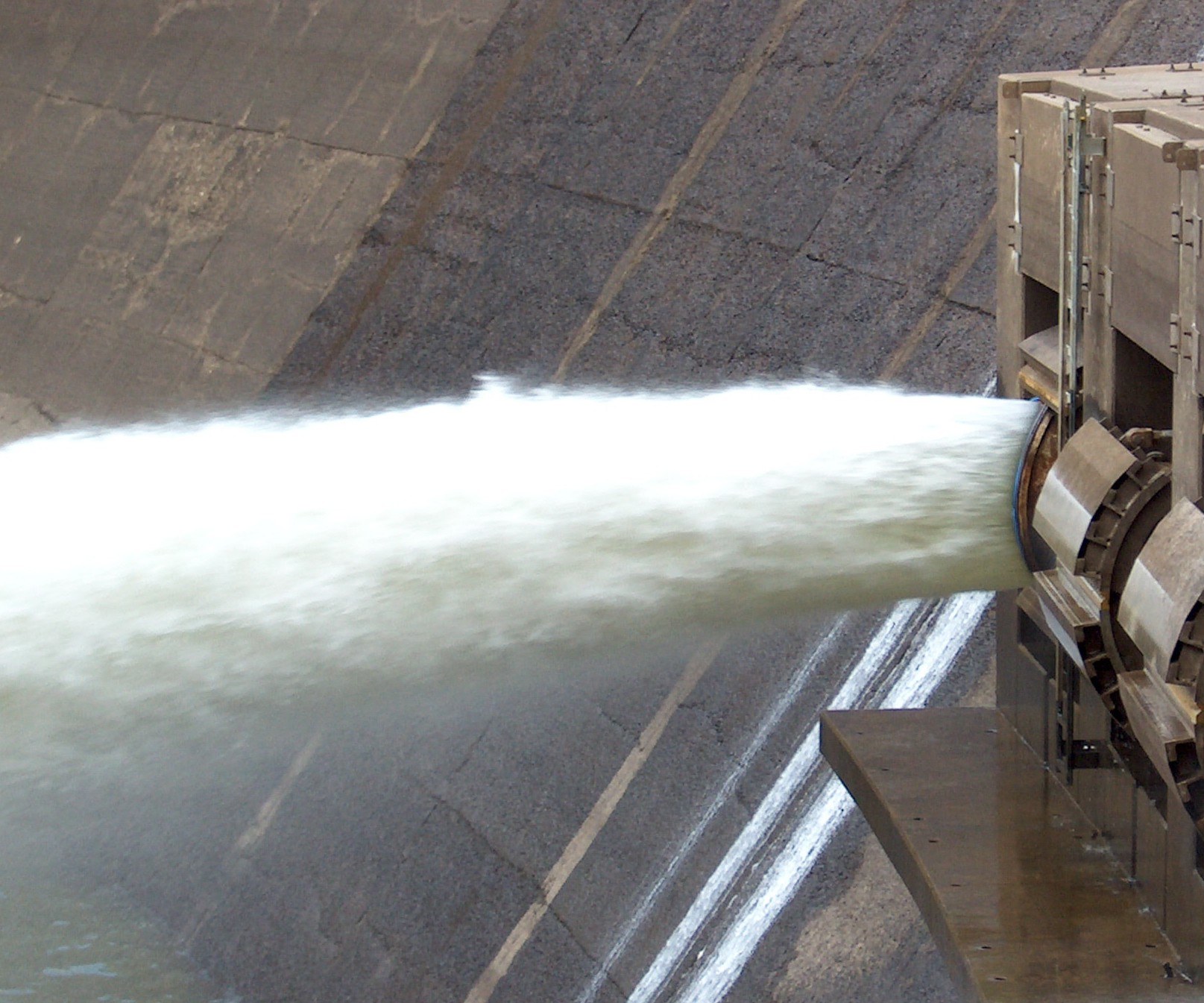 Die Fluss-Turbinen von Energyminer sind real. Die günstige Baseload-Behauptung benötigt Betriebsdaten.