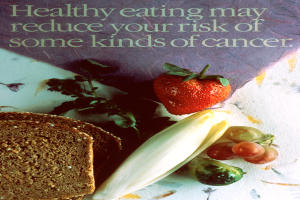Ein Plakat mit der Aufschrift 'Gesunde Ernährung kann Ihr Risiko für bestimmte Krebsarten reduzieren' und Abbildungen von Brot, Erdbeeren und Trauben.