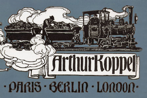 Ein Schwarz-Weiß-Plakat eines Zuges mit Rauch, der aus der Lokomotive quillt, mit dem Text "Arthur Koppel Paris, Berlin, London."