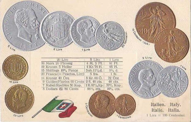 Eine Sammlung italienischer Münzen von 1877–1910, darunter mehrere 20-Lire-Münzen, auf Papier in einer Reihe angeordnet mit zwei Flaggen darunter, darunter die italienische Flagge.