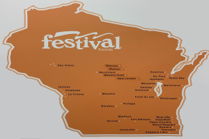 Ein leuchtendes Plakat einer Wisconsin-Karte voller bunter Lebensmittel, beschriftet mit "Festival Foods."