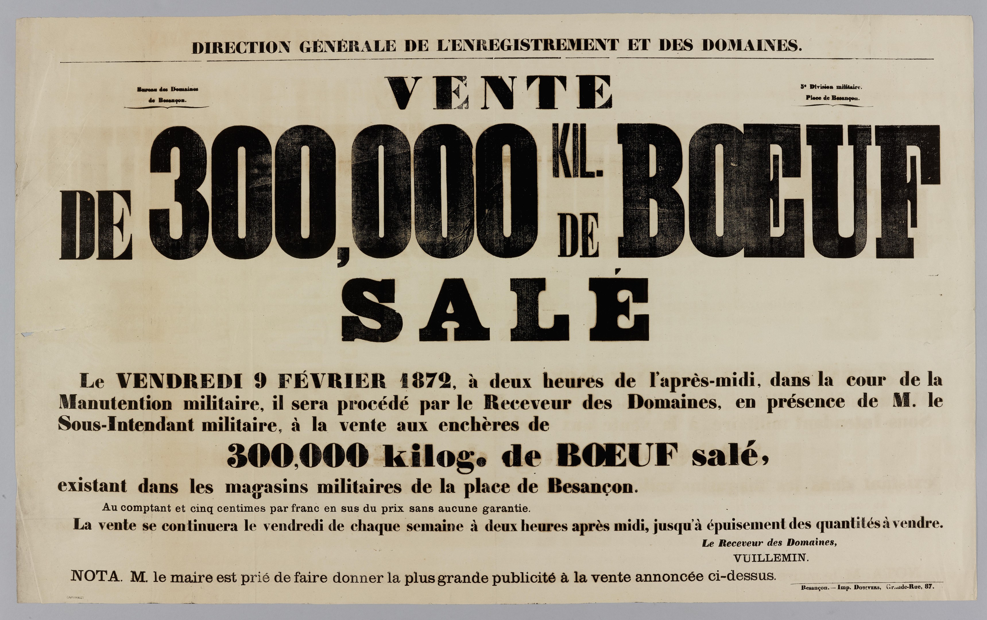 Anzeige für einen Rindfleischverkauf mit dem Text "Vente de 300,000 Kil Kil de Boeuf Sale" auf Papier an einer Wand angeheftet.