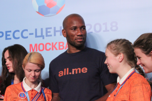 Gruppe von Menschen auf einer Bühne mit Medaillen, mit einem Banner im Hintergrund, das Text und einen Fußball zeigt, was die 2018 FIFA-Weltmeisterschaft Russland anzeigt.