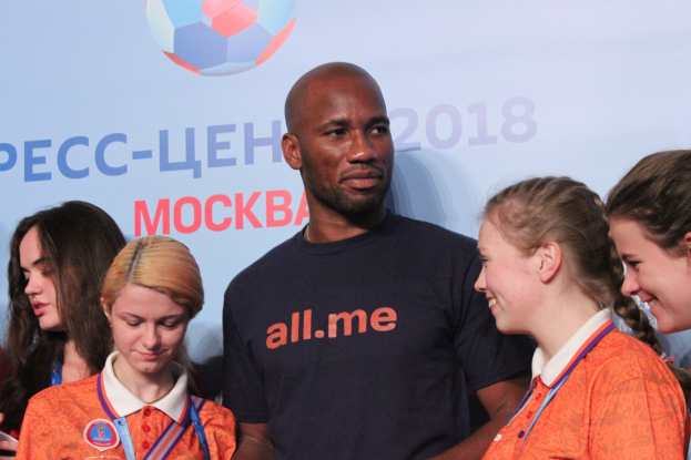 Gruppe von Menschen auf einer Bühne mit Medaillen, mit einem Banner im Hintergrund, das Text und einen Fußball zeigt, was die 2018 FIFA-Weltmeisterschaft Russland anzeigt.