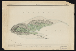 Ein detailliertes altes Kartenbild der Insel Nordsee auf einem schwarzen Hintergrund, das die Küstenlinie, Inseln und andere geografische Merkmale mit textuellen Informationen über die Inselgröße, -form und -lage zeigt.