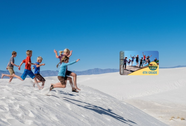 Kinder rennen über eine weiße Sanddüne im Death Valley National Park, mit Hügeln und einem klaren blauen Himmel im Hintergrund und einer Anzeige für ein 4. Schuljahr-Abenteuer auf der rechten Seite.