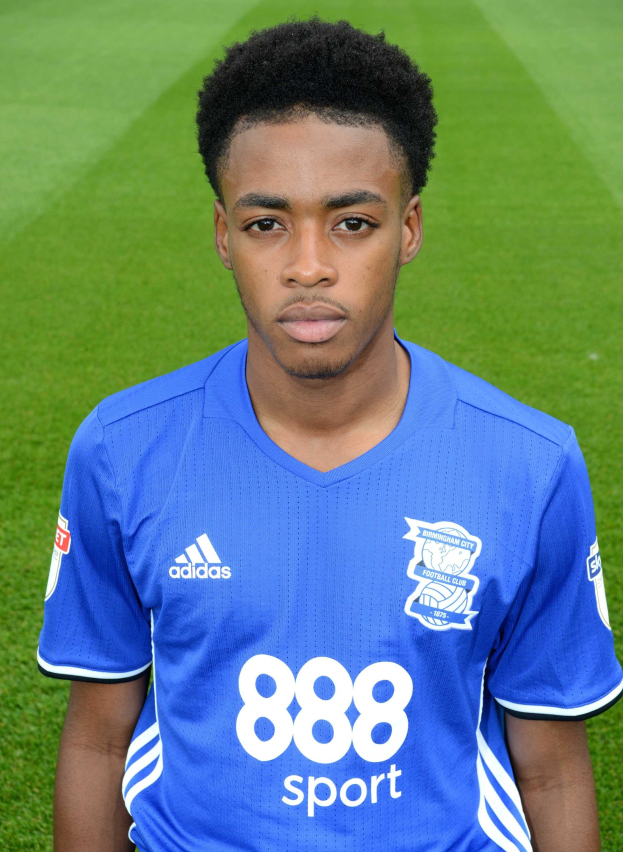 Ein junger Mann in einem blauen Trikot des Everton FC steht auf einem Fußballfeld in einem Stadion.